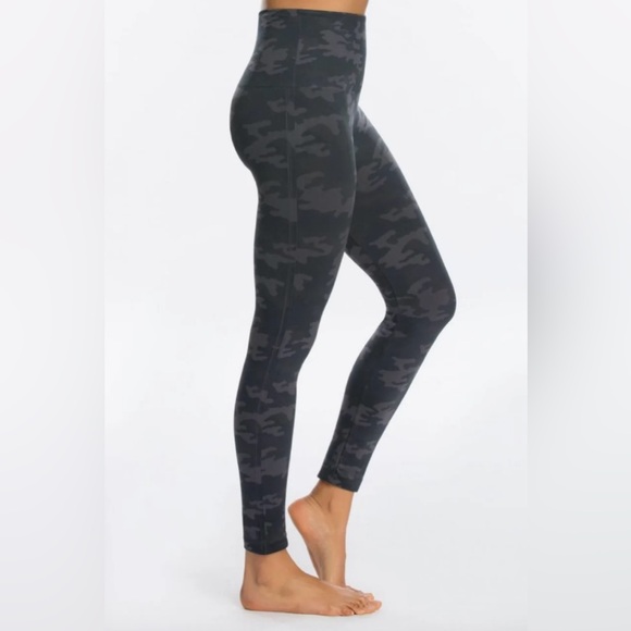 SPANX Look At Me Now Black Camo Legging - Picture 6 of 15